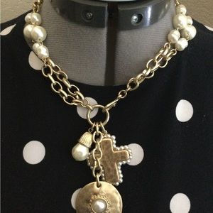 Gold and pearl necklace.